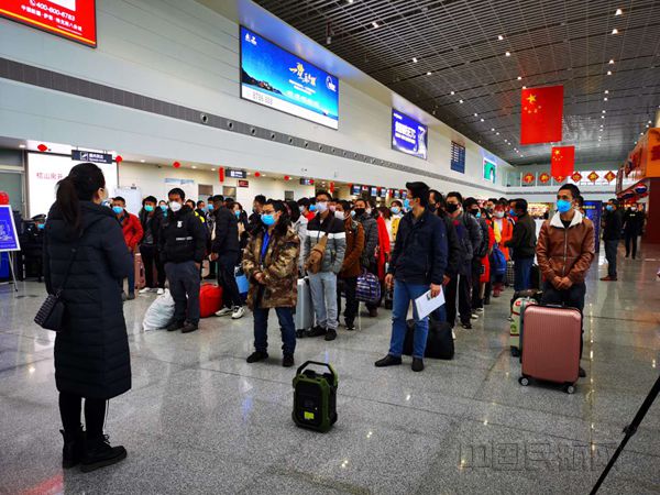从兴义前往宁波的务工人员-东航供图_副本.jpg 从兴义前往宁波的务工人员-东航供图_副本.jpg