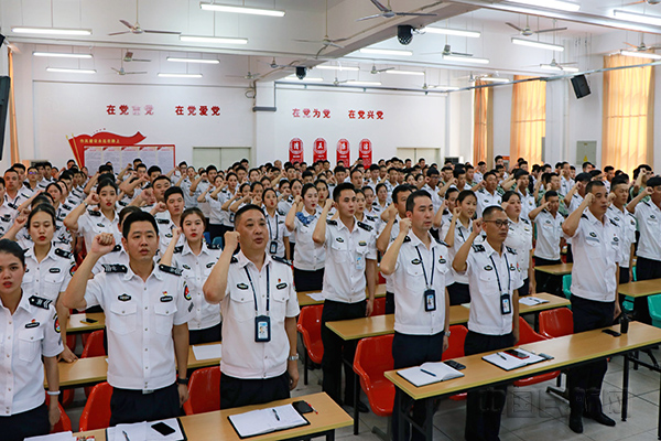 “安检人”携手奋进,保卫安全,精气神十足副本.jpg “安检人”携手奋进,保卫安全,精气神十足副本.jpg