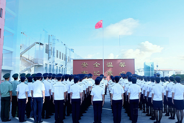 驻地广场中央“安全温馨、牢记我心”伴随“安检人”分秒日月.jpg 驻地广场中央“安全温馨、牢记我心”伴随“安检人”分秒日月.jpg