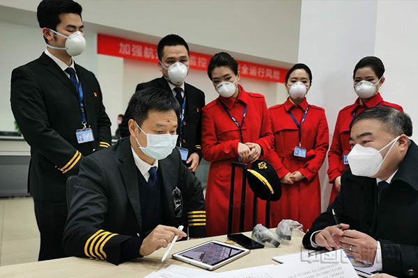 四川监管局副局长孙文胜（左）与国产ARJ21飞机首航机长张放正在做航前准备.jpg