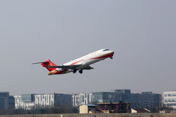 arj21飞机在上海浦东机场,大场机场齐飞