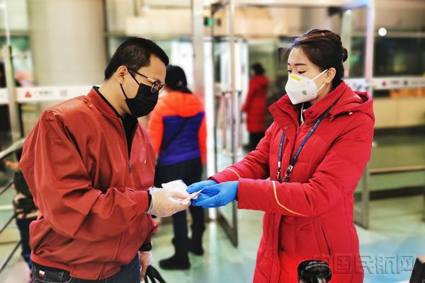 高运涛 摄影 南航地服人员服务旅客登机.jpg 高运涛 摄影 南航地服人员服务旅客登机.jpg