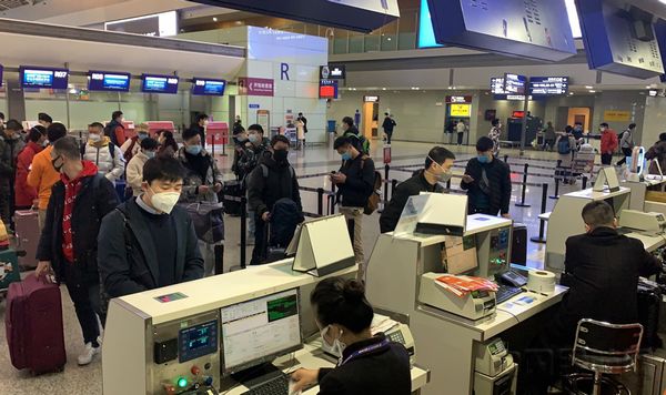 03国航为天津复工团队办理托运行李.jpg 03国航为天津复工团队办理托运行李.jpg