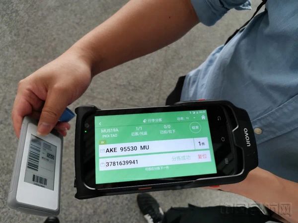 东航在全球民航业首家启用了无源永久电子行李牌-东航供图.jpg 东航在全球民航业首家启用了无源永久电子行李牌-东航供图.jpg