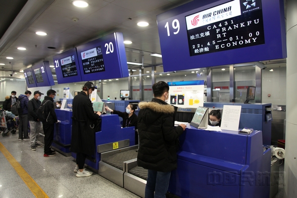 nEO_IMG_1.国航成都—法兰克福复航首班旅客办理登机手续