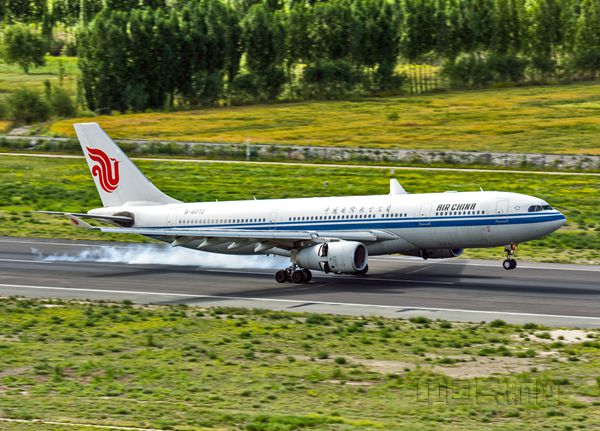 资料图片一:3月1日国航实现成都—拉萨安全飞行55周年。国航西南分公司空客A330飞机抵达拉萨贡嘎机场。_副本.jpg 资料图片一:3月1日国航实现成都—拉萨安全飞行55周年。国航西南分公司空客A330飞机抵达拉萨贡嘎机场。_副本.jpg