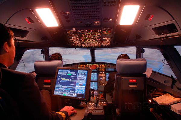 资料图片二:国航西南分公司机长在模拟机开展高原航线应急处置训练。_副本.jpg 资料图片二:国航西南分公司机长在模拟机开展高原航线应急处置训练。_副本.jpg