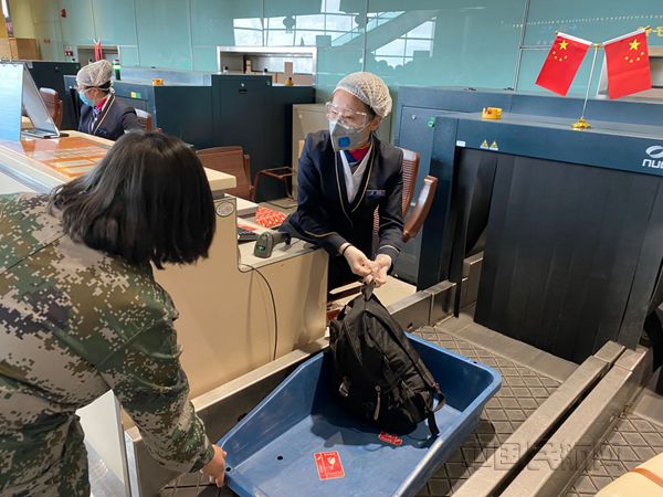 地服部为旅客托运行李_副本.jpg