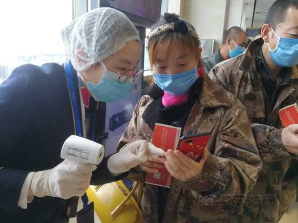 地服人员指导旅客填报健康信息等_副本.jpg