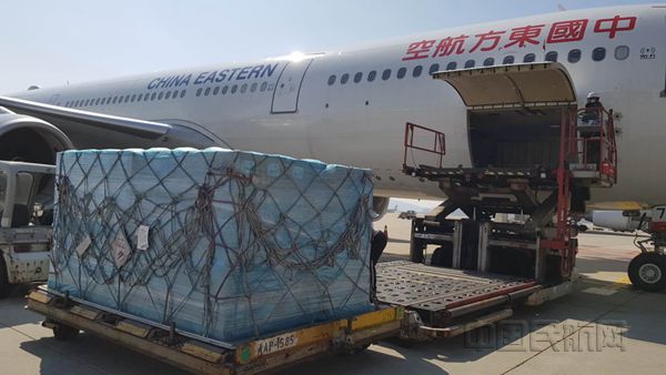 东航为口罩特地提前预留了紧张的腹舱舱位-东航供图_副本.jpg