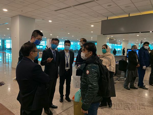 伊斯兰堡营业部与中国驻巴基斯坦大使馆共同保障首个复航航班 裴佳祺摄_副本.jpg 伊斯兰堡营业部与中国驻巴基斯坦大使馆共同保障首个复航航班 裴佳祺摄_副本.jpg