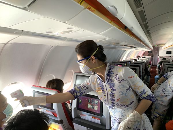 附图1：乘务员为旅客进行体温检测_副本.jpg