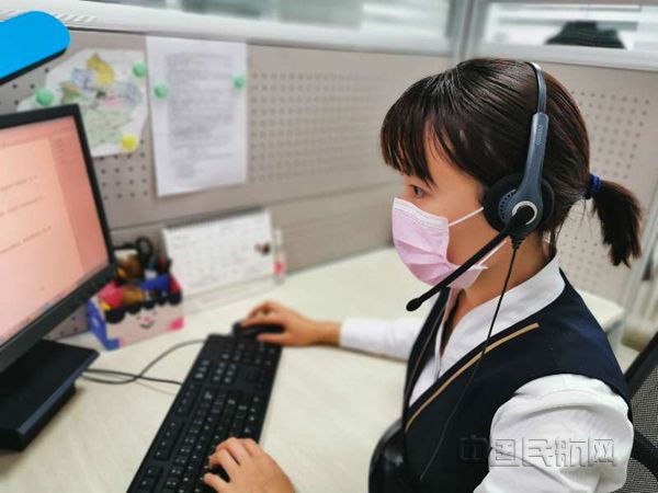 杜红正在接听俄语线电话 刘戈摄_副本.jpg
