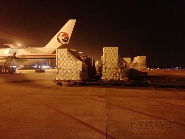 3月3日凌晨东航全货机在浦东机场装运口罩-东航供图_副本.jpg