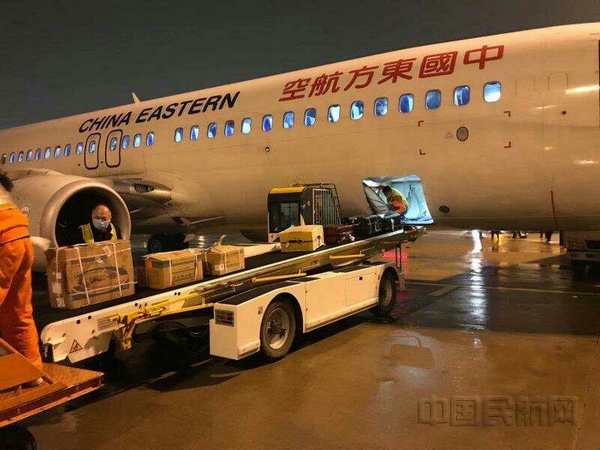 nEO_IMG_孙继波在物资卸载现场3