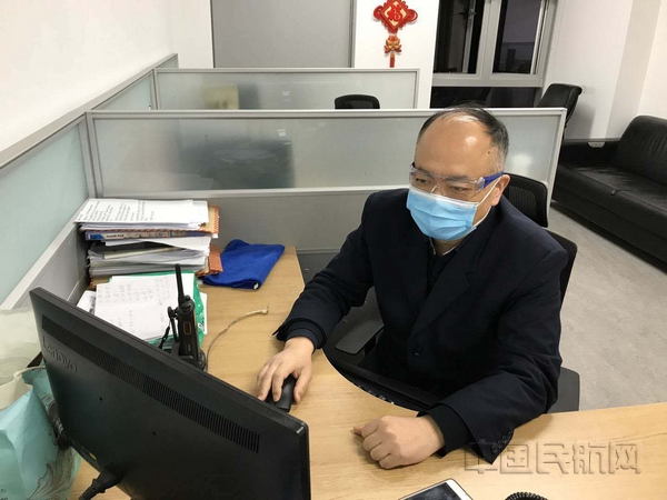 nEO_IMG_孙继波在办公室工作