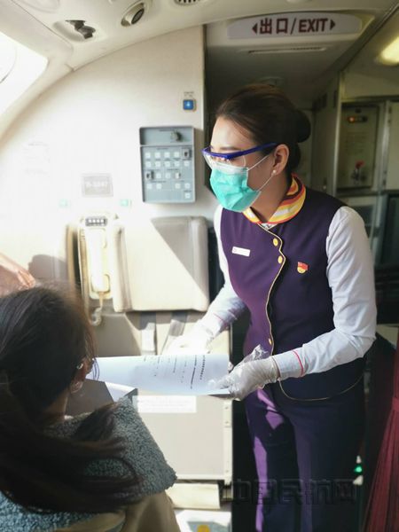图一 乘务员正在向旅客发放健康登记表_副本.jpg 图一 乘务员正在向旅客发放健康登记表_副本.jpg