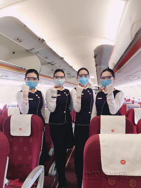 图二 疫情期间执行航班的乘务员为中国加油_副本.jpg 图二 疫情期间执行航班的乘务员为中国加油_副本.jpg