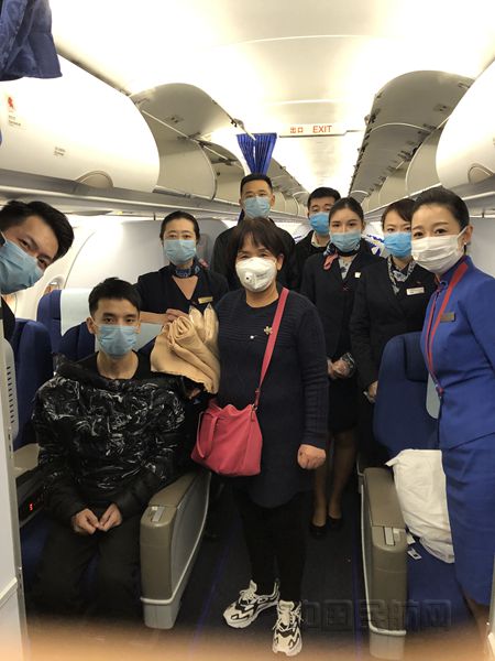 普吉航班上照顾生病旅客_副本.jpg 普吉航班上照顾生病旅客_副本.jpg