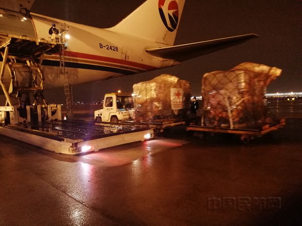 援助物资在浦东机场装运-东航供图_副本.jpg