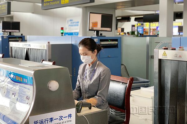 图 北部湾航空值机主管杨培坚守工作岗位_副本.jpg 图 北部湾航空值机主管杨培坚守工作岗位_副本.jpg