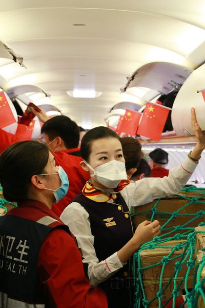 图 北部湾航空乘务长李雅琦承担广西志愿湖北医疗包机任务_副本.jpg 图 北部湾航空乘务长李雅琦承担广西志愿湖北医疗包机任务_副本.jpg