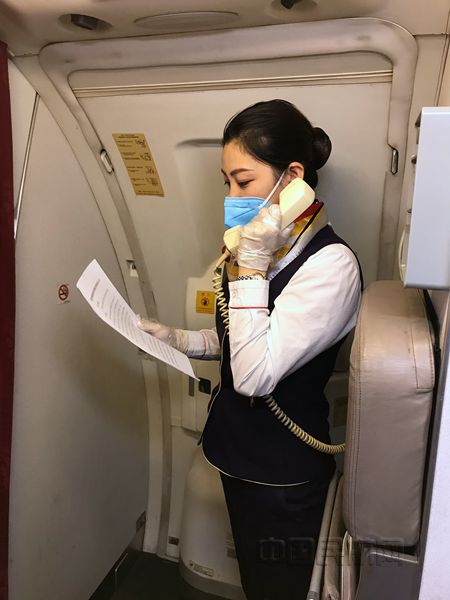 图 北部湾航空乘务教员管绚通过机上广播为旅客介绍疫情防控法规_副本.jpg 图 北部湾航空乘务教员管绚通过机上广播为旅客介绍疫情防控法规_副本.jpg