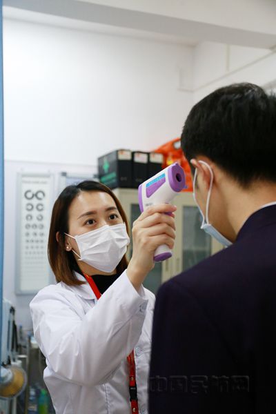 图 北部湾航空航医龙丽燕为航班机组成员检测体温_副本.jpg 图 北部湾航空航医龙丽燕为航班机组成员检测体温_副本.jpg