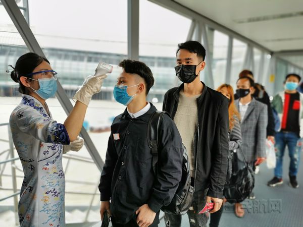 附图1：海南航空乘务员为旅客进行登机前体温测量_副本.jpg