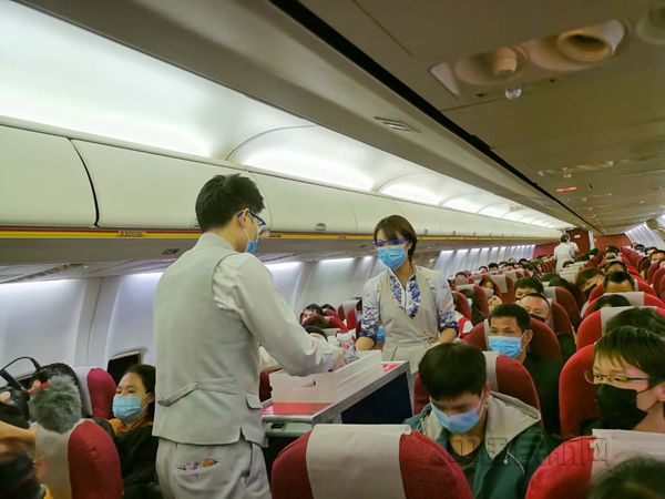 附图2：海南航空乘务员佩戴口罩、手套为旅客提供服务_副本.jpg