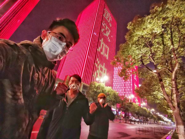 翟晨飞和其他志愿者.jpg 翟晨飞和其他志愿者.jpg