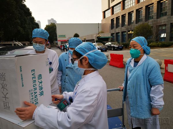 医护人员接收志愿者送来的物资.jpg 医护人员接收志愿者送来的物资.jpg