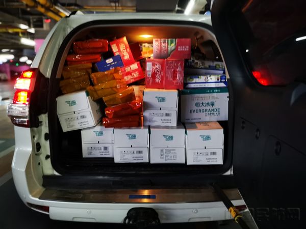 塞满物资的车.jpg 塞满物资的车.jpg