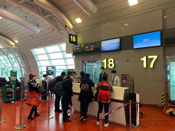搭乘春秋航空的旅客从韩国济州机场启程-春秋供图.jpg