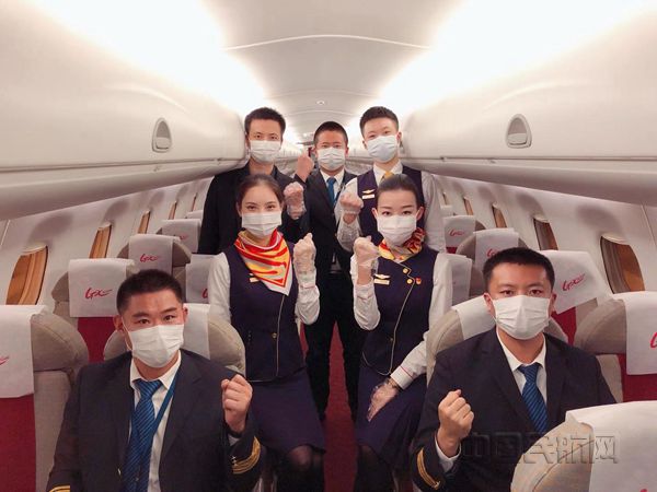 图:北部湾航空飞行机组执行航班 _副本.jpg 图:北部湾航空飞行机组执行航班 _副本.jpg
