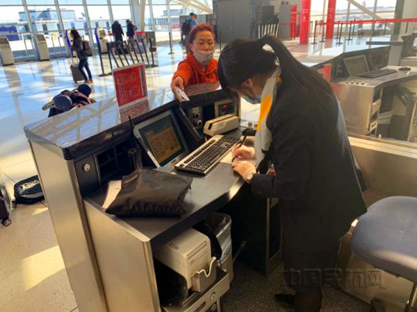 2、新流程下,纽约营业部工作人员努力服务好旅客。_副本.jpg 2、新流程下,纽约营业部工作人员努力服务好旅客。_副本.jpg