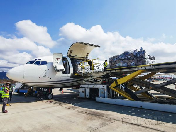 图2:顺丰航空“深圳=三亚”保障现场_副本.jpg 图2:顺丰航空“深圳=三亚”保障现场_副本.jpg