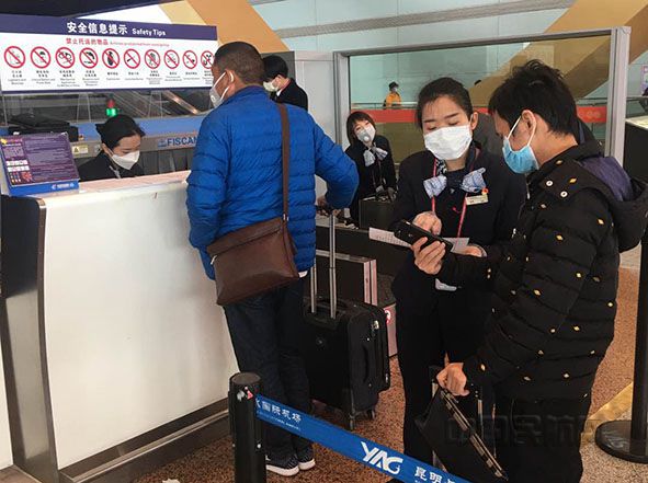 钱萍在厅为前来办理值机的旅客提供帮助_副本.jpg 钱萍在厅为前来办理值机的旅客提供帮助_副本.jpg
