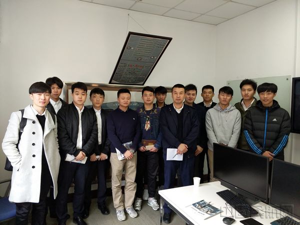 在飞培和模拟机学员在一起.jpg 在飞培和模拟机学员在一起.jpg