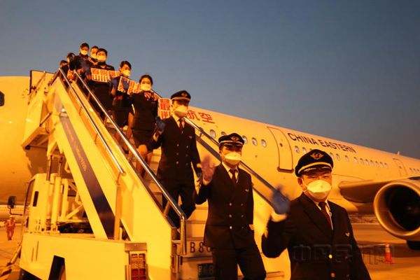 与乘坐自己航班的"逆行者"们进行一个约定"待你们平安归来,我们接