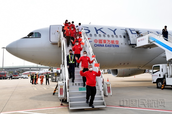 nEO_IMG_时隔55天,上海医疗队员回到家乡-东航供图