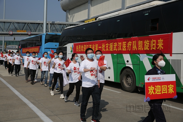地服员引导“白衣天使”到达乘车位置(摄:马悦)_副本.jpg 地服员引导“白衣天使”到达乘车位置(摄:马悦)_副本.jpg