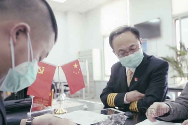 附图4:飞行部党总支书记杨从建开展医疗包机航前准备工作_副本.png 附图4:飞行部党总支书记杨从建开展医疗包机航前准备工作_副本.png