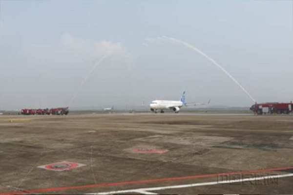 搭载着英雄的华夏航空航班抵达重庆，迎接他们的“过水门” 1.jpg