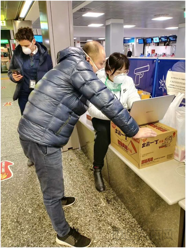 1用包装箱支起办公桌的东航米兰前方团队-东航供图.jpg 1用包装箱支起办公桌的东航米兰前方团队-东航供图.jpg
