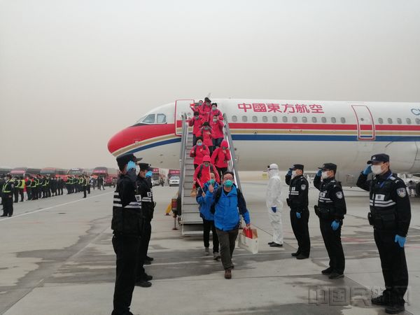 在银川机场，家乡人民欢迎白衣天使-东航供图.jpg