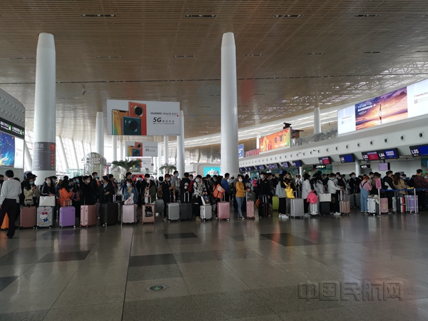 附图2:旅客排队办理值机手续_副本.jpg 附图2:旅客排队办理值机手续_副本.jpg
