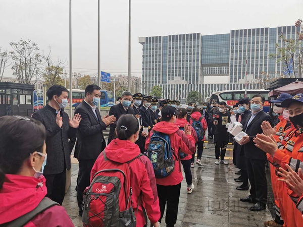 东航武汉公司员工列队欢送宁夏医疗队员-东航武汉公司供图_副本.jpg 东航武汉公司员工列队欢送宁夏医疗队员-东航武汉公司供图_副本.jpg