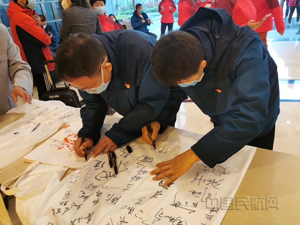 医疗队员在防护服上签名留念-东航武汉供图_副本.jpg 医疗队员在防护服上签名留念-东航武汉供图_副本.jpg