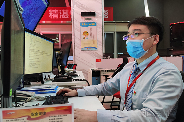 附图2:长安航空运行控制部签派控制中心党员、签派放行席主管刘涛1.jpg 附图2:长安航空运行控制部签派控制中心党员、签派放行席主管刘涛1.jpg